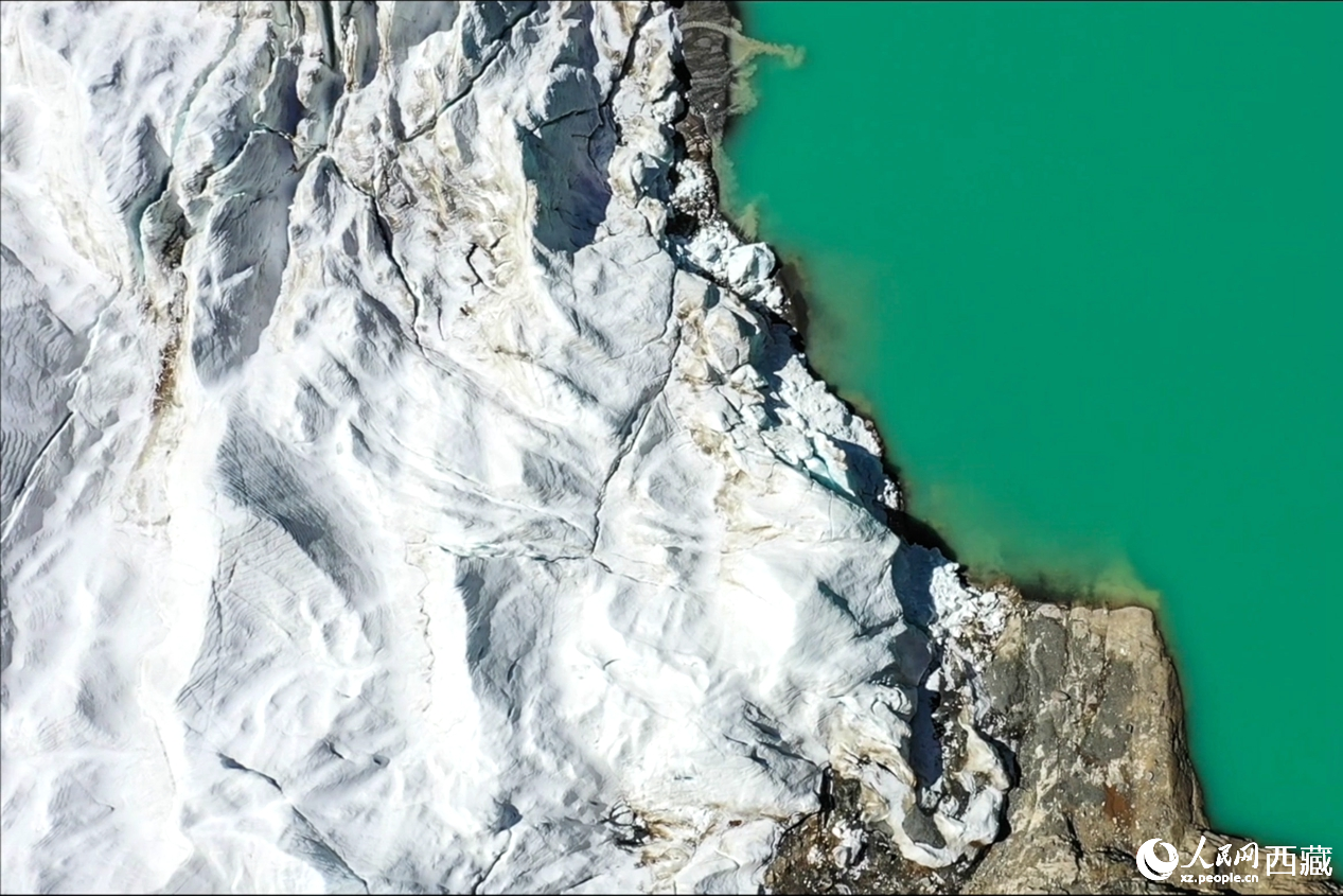 曲登尼瑪冰川位于日喀則市崗巴縣昌龍鄉(xiāng)。
