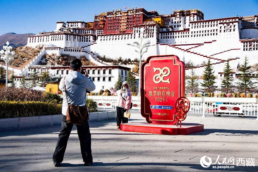 2月3日，游客在春晚拉薩分會(huì)場(chǎng)標(biāo)識(shí)前打卡。趙振宇攝