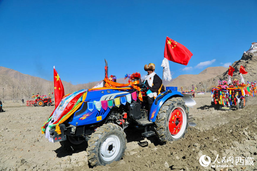 3月16日，山南市乃東區(qū)門中崗社區(qū)，農(nóng)機(jī)手駕駛旋耕機(jī)沿著地壟勻速前進(jìn)。人民網(wǎng)記者 次仁羅布攝