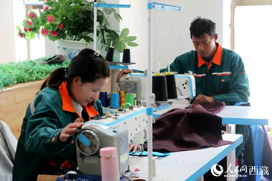 扎囊縣殘疾人就業(yè)創(chuàng)業(yè)基地員工次仁措姆和邊巴杰布在縫制藏裝。次仁龍布攝