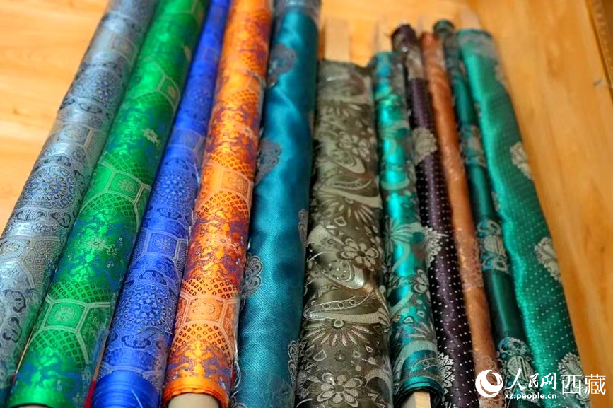 基地制作藏裝所用到的材料樣品。次仁龍布攝
