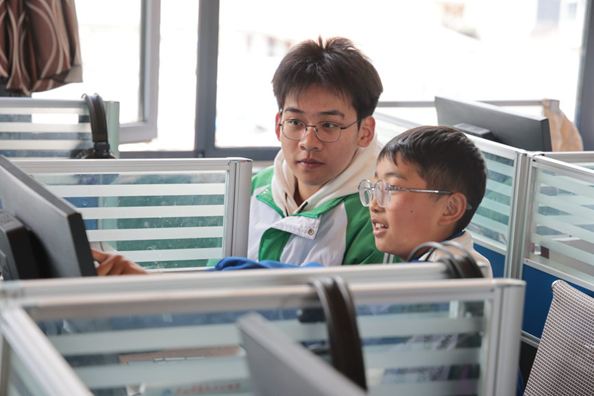 廣州市第97中學(xué)學(xué)生（左）與西藏波密中學(xué)學(xué)生（右）交流使用小程序教育平臺(tái)的經(jīng)驗(yàn)。廣州市第97中學(xué)供圖