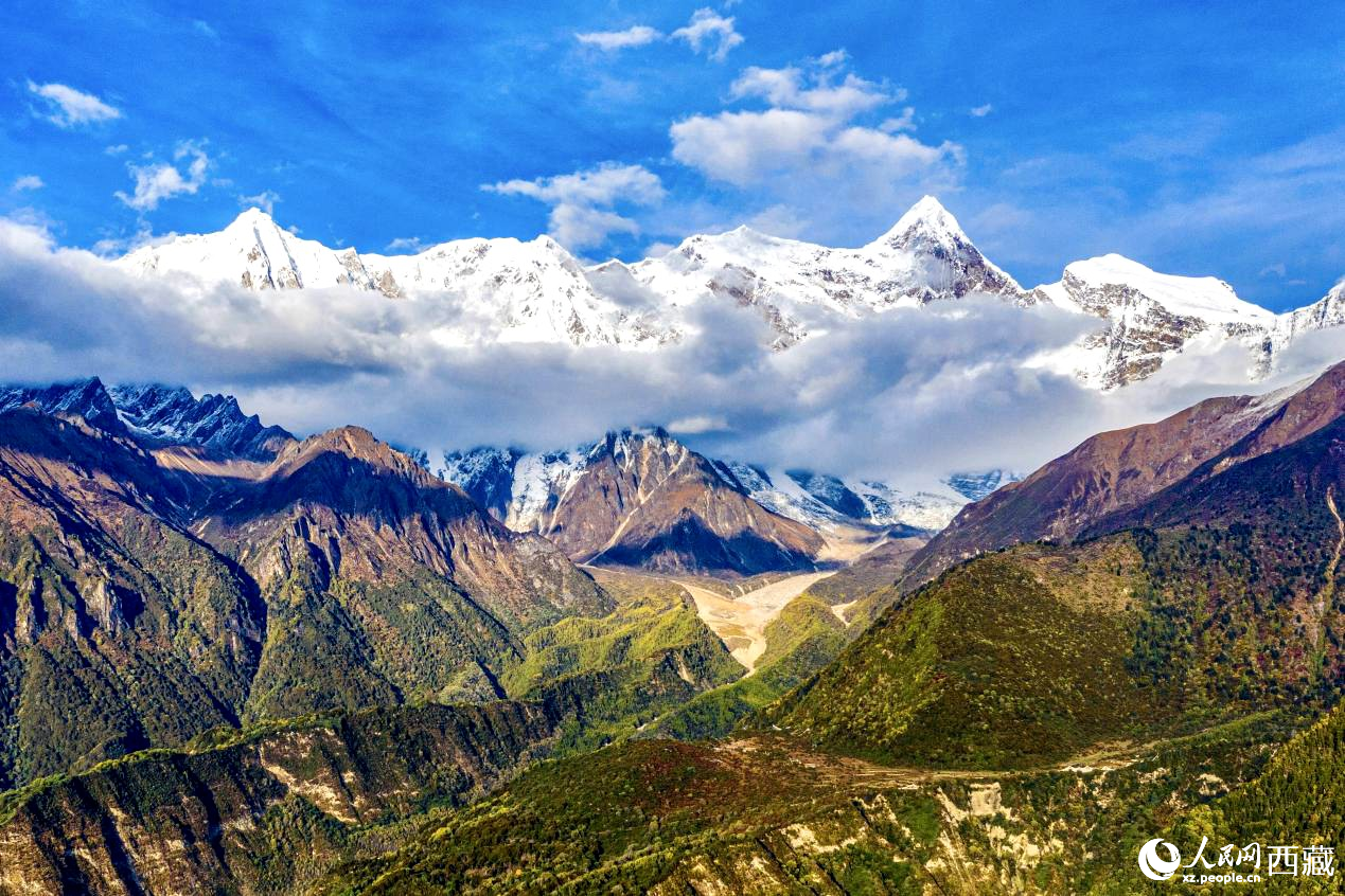 無人機航拍南迦巴瓦峰。