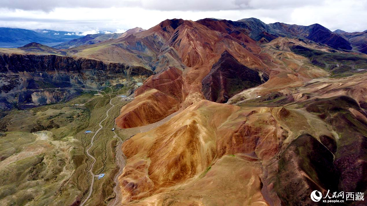 西藏阿里地區(qū)札達縣境內(nèi)的山丘，因大地礦石的緣故而變得色彩豐富，當?shù)厝朔Q之為“五彩山”。