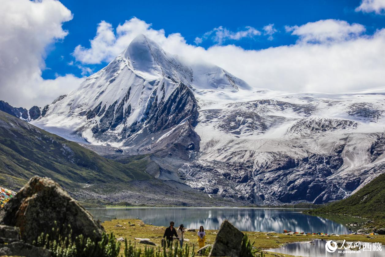 西藏那曲市比如縣的薩普雪山。