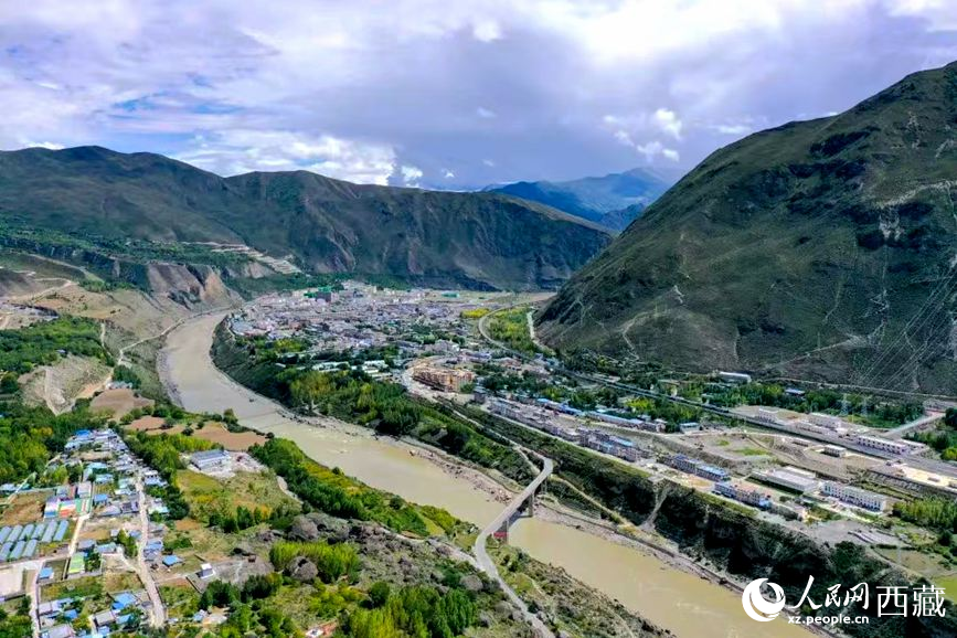西藏山南市加查縣城全貌。次仁龍布攝