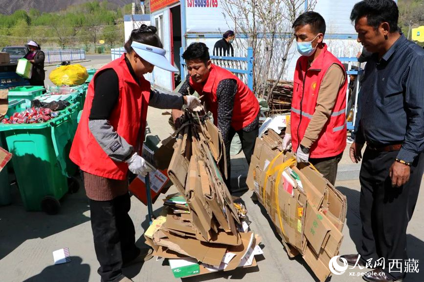 工作人員對垃圾進行稱重。次仁龍布攝