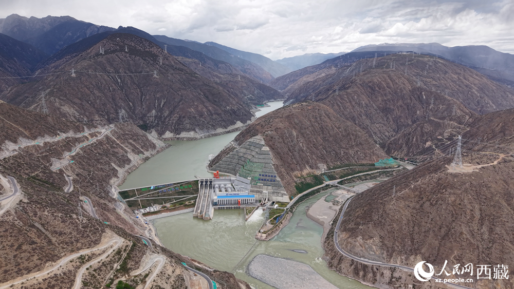 華電巴塘水電站首臺(tái)機(jī)組正式并網(wǎng)發(fā)電