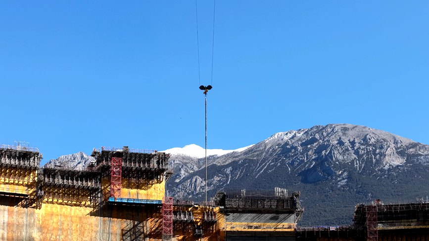 葉巴灘水電站大壩成功取出一根長度38.10米的混凝土芯樣。中國華電集團(tuán)有限公司提供