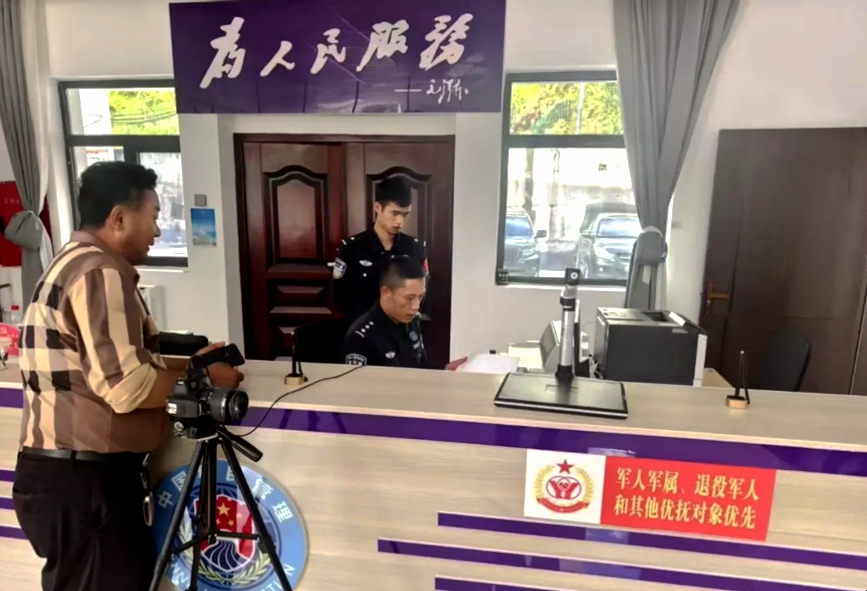 陳塘邊境派出所民警為藏嘎村村民辦理戶籍信息變更。日喀則邊境管理支隊(duì)供圖