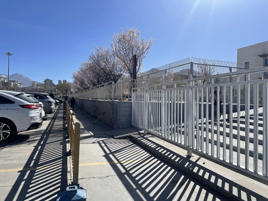 車站原進站口。拉薩高新區(qū)市政市容管理局供圖