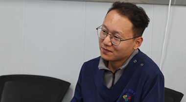 35歲普布次仁緊緊抓住69歲羅布啦