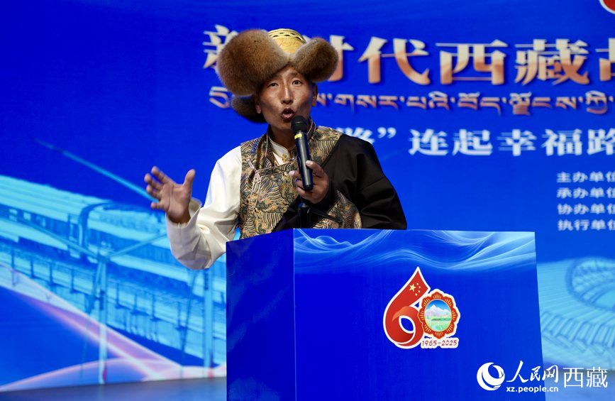 山南市隆子縣三安曲林鄉(xiāng)三林村黨支部副書(shū)記扎西次仁作分享報(bào)告。人民網(wǎng)記者 次仁羅布攝