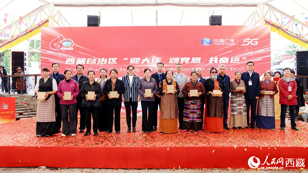 為群眾代表免費發(fā)放機頂盒。人民網(wǎng)記者 次仁羅布攝