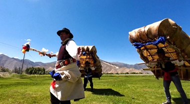 拉巴次仁背著80斤的"心肝寶貝"