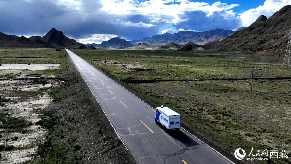 一輛無人快遞車正沿著定日縣通往扎果鄉(xiāng)的道路平穩(wěn)行駛。人民日?qǐng)?bào)記者 鮮敢攝