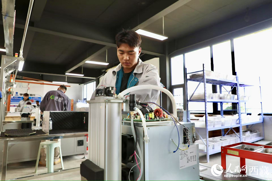 生產車間工人正在安裝制氧設備。人民網記者 次仁羅布攝