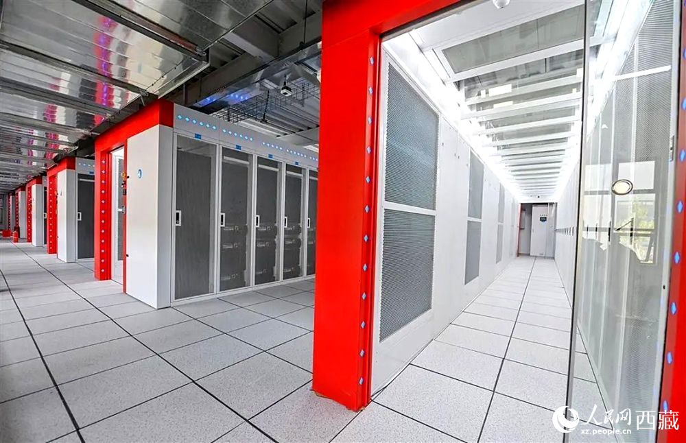 西藏“雅江1號”人工智能先進(jìn)計(jì)算中心機(jī)房。人民日報記者 鮮敢攝