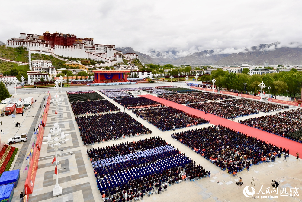 熱烈慶祝西藏自治區(qū)成立60周年大會現(xiàn)場。索朗旺久攝