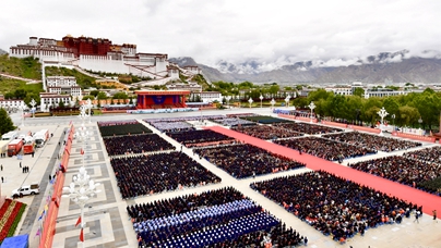 “看著北斗星走不迷路，跟著共產(chǎn)黨走會幸?！?#13;“沒有共產(chǎn)黨，就沒有社會主義新西藏，就沒有我們西藏人今天的好日子！”拉薩市城關(guān)區(qū)群眾代表卓瑪仁增在大會發(fā)言中激動地說。