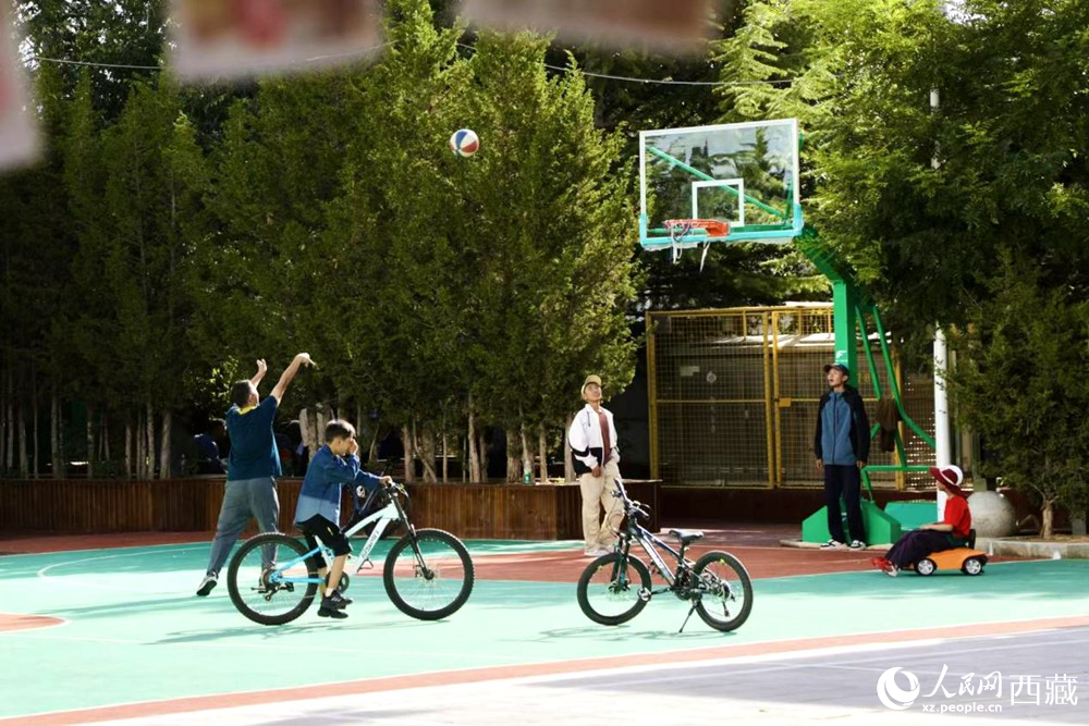 孩子們在社區(qū)享受運動時光。人民網(wǎng)記者 次仁羅布攝
