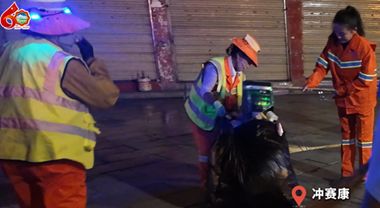 凌晨，拉薩街頭出現(xiàn)了一批人……