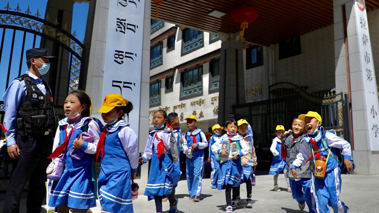 “看著北斗星走不迷路，跟著共產(chǎn)黨走會幸?！?/><div   id=