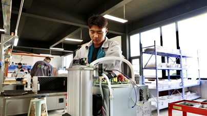 向西！尋寶“藏”在乃東區(qū)結(jié)巴鄉(xiāng)的清匠制氧生產(chǎn)基地，從便攜式、車載家用、彌散式制氧機(jī)，再到全性能制氧方艙等，針對不同場景及需求的制氧產(chǎn)品一應(yīng)俱全。