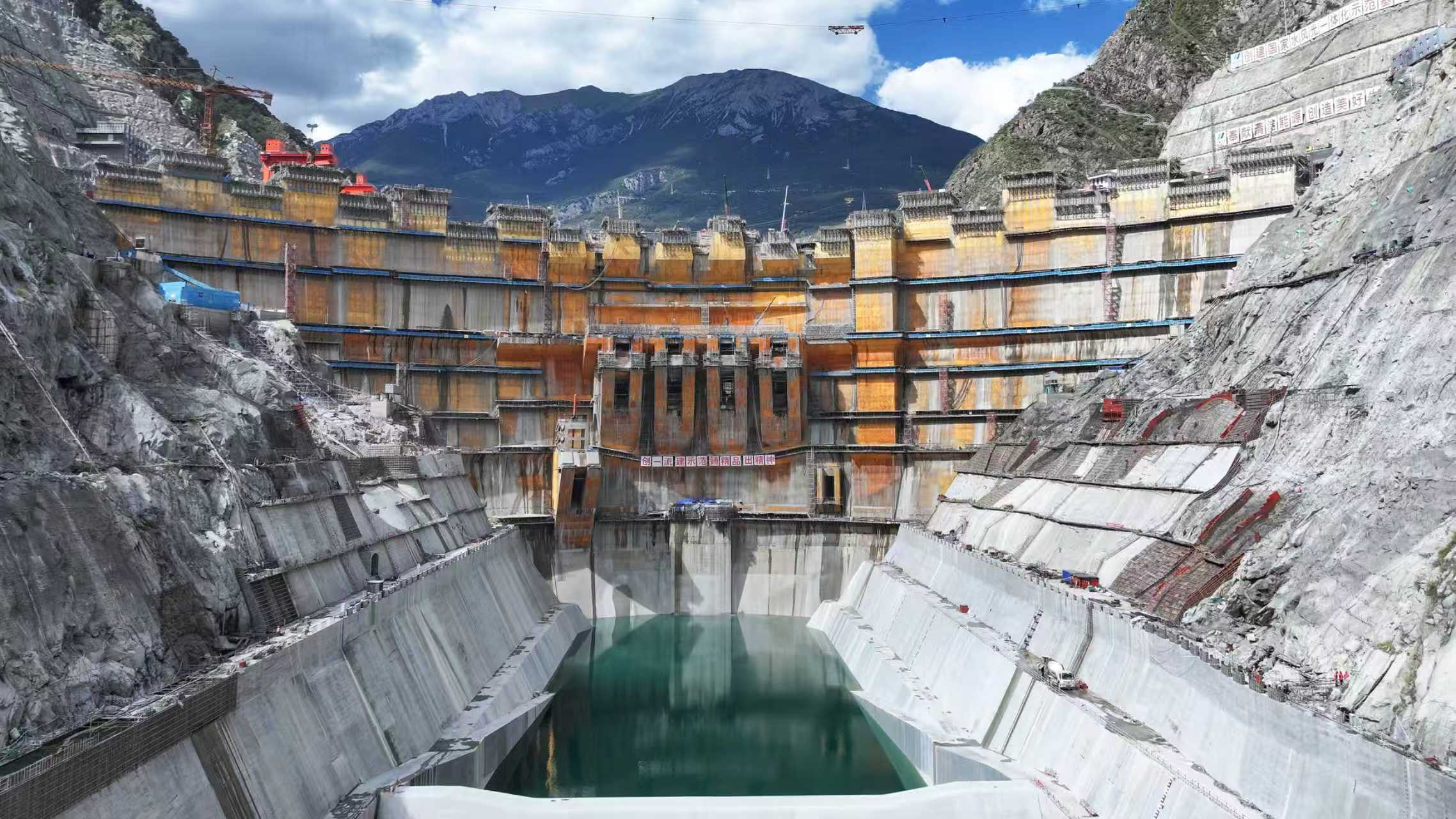 　圖為10月13日拍攝的葉巴灘水電站大壩。華電金上葉巴灘分公司供圖