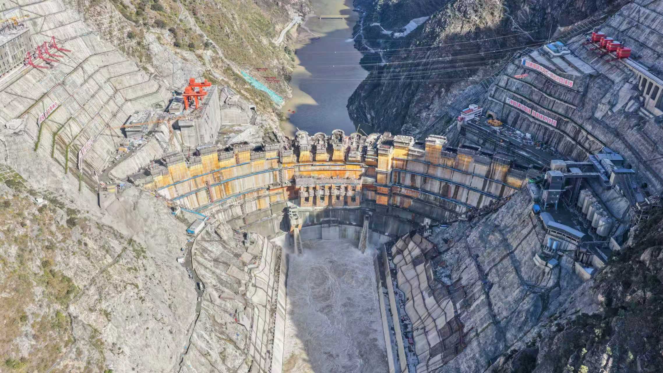 　圖為10月13日拍攝的葉巴灘水電站大壩。華電金上葉巴灘分公司供圖