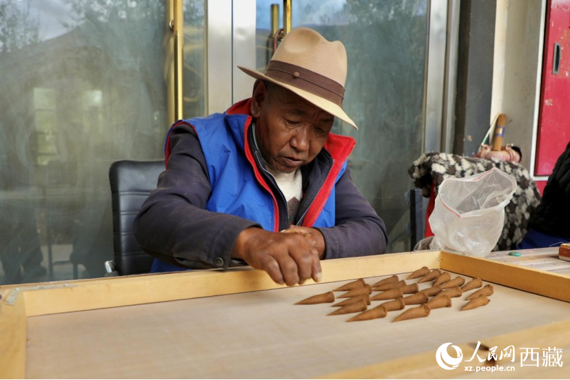 圖為手藝人正專注地揉捏香泥。人民網(wǎng)記者 次仁羅布攝