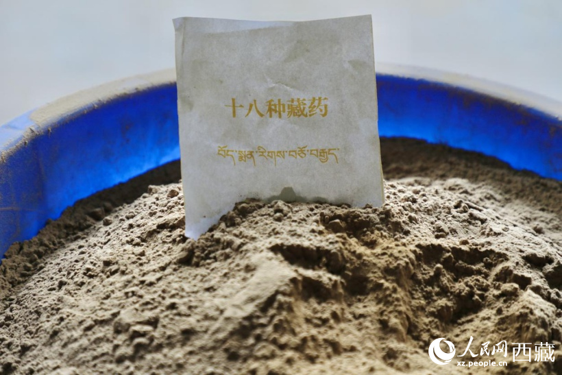 圖為將十八種藏藥材打磨成粉。人民網(wǎng)記者 次仁羅布攝