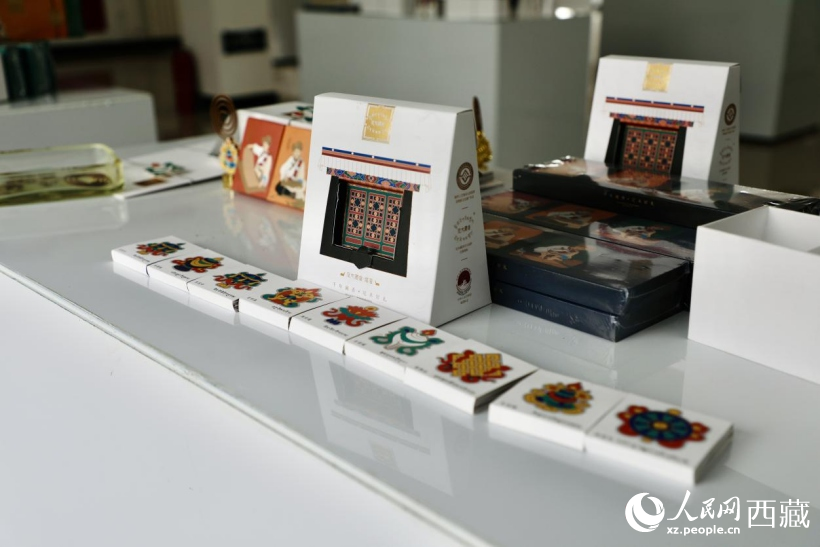 圖為典雅香囊和創(chuàng)意香氛飾品等藏香文創(chuàng)產(chǎn)品。人民網(wǎng)記者 次仁羅布攝