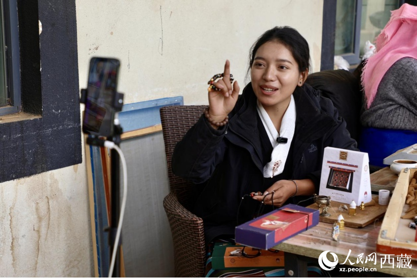 圖為高校畢業(yè)生返鄉(xiāng)就業(yè)，在藏香工廠內(nèi)進(jìn)行電商直播。人民網(wǎng)記者 次仁羅布攝