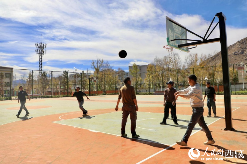 圖為周邊居民在公園內(nèi)打球。人民網(wǎng)記者 次仁羅布攝