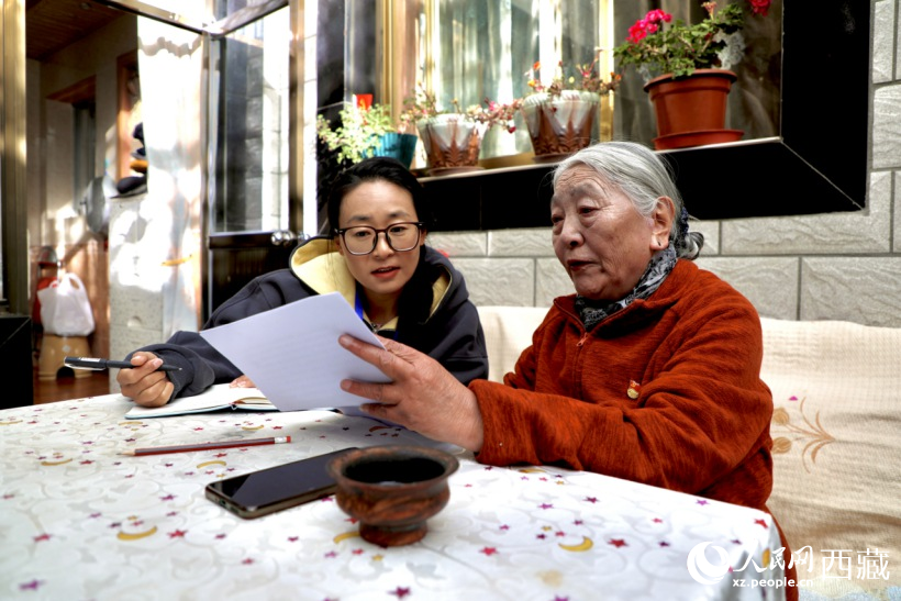 圖為卓瑪仁增給記者查看日常開(kāi)展工作。人民網(wǎng)記者 次仁羅布攝