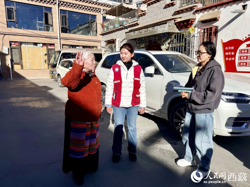圖為卓瑪仁增帶著社區(qū)網(wǎng)格員向記者講述日常工作開(kāi)展情況。人民網(wǎng)記者 次仁羅布攝