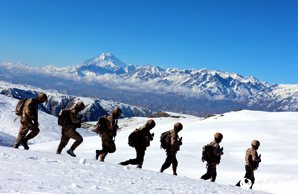 官兵在巡邏。人民日?qǐng)?bào)記者 瓊達(dá)卓嘎攝