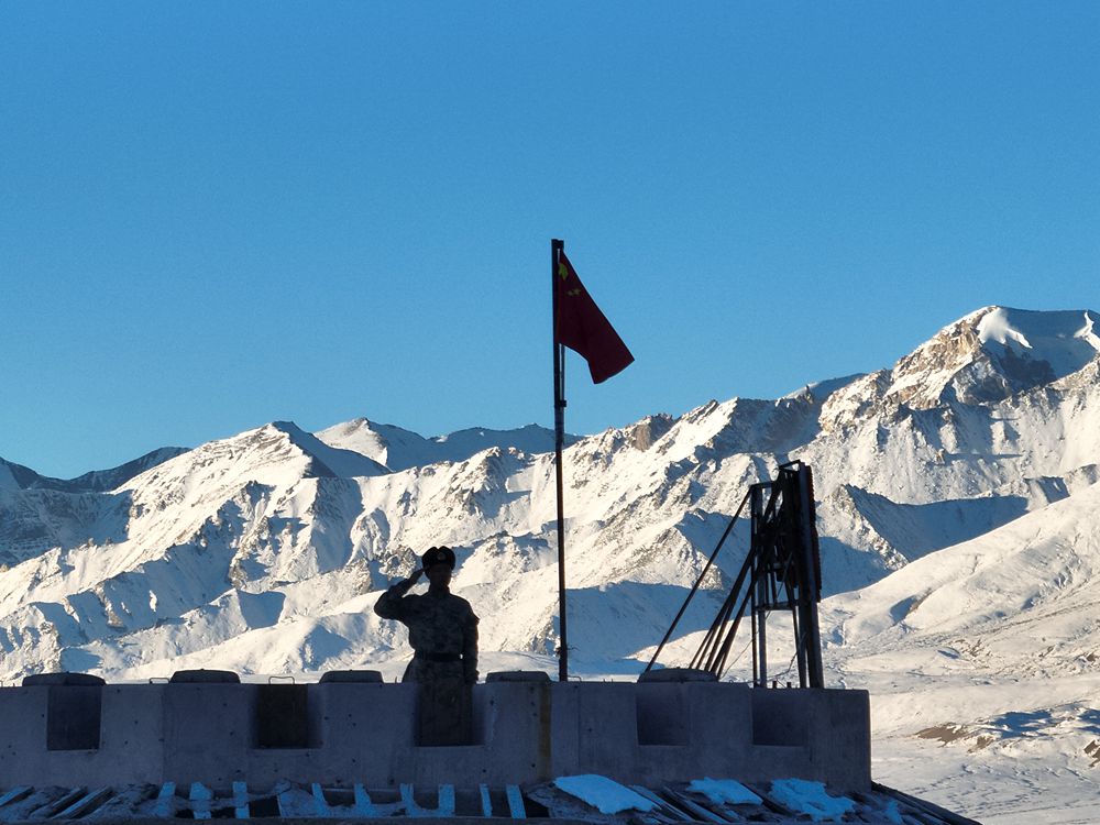 五星紅旗在哨所飄揚(yáng)。人民日?qǐng)?bào)記者 瓊達(dá)卓嘎攝