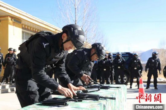那曲公安特警開展比武交流