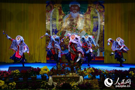 扎西曲登社區(qū)藏戲表演。人民網(wǎng)記者 次仁羅布攝