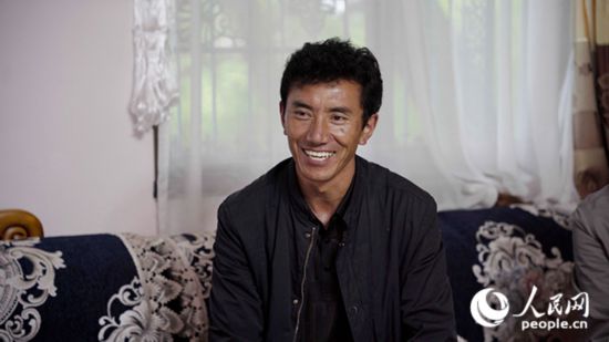 嘎拉村村民達瓦堅參聊起孩子們滿臉自豪。人民網(wǎng)記者 趙晨攝