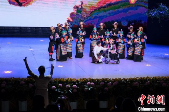 西藏殘疾人登文藝舞臺展風姿