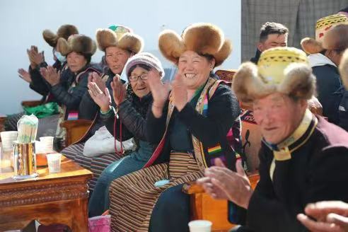 瓊結(jié)縣下水鄉(xiāng)唐布齊村的黨群小茶館現(xiàn)場。