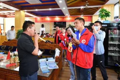 志愿者在甜茶館開展宣講活動。