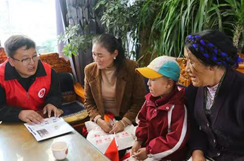 志愿者向群眾講解黨的理論政策。