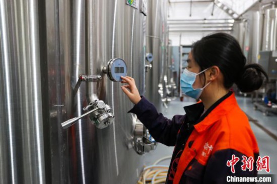 西藏芒康：葡萄種植成當(dāng)?shù)孛癖娭赂恢匾緩?></p>
<p>　　12月21日，在西藏自治區(qū)昌都市芒康縣曲孜卡1865酒莊，醇厚的葡萄酒香氣撲鼻而來，酒莊內(nèi)矗立著一系列釀酒裝置，融合了歐洲傳統(tǒng)工藝與本地智慧，吸引不少游客前來參觀。圖為工作人員檢查儲酒罐溫度。中新社記者 薛蒂 攝</p>
<p style=