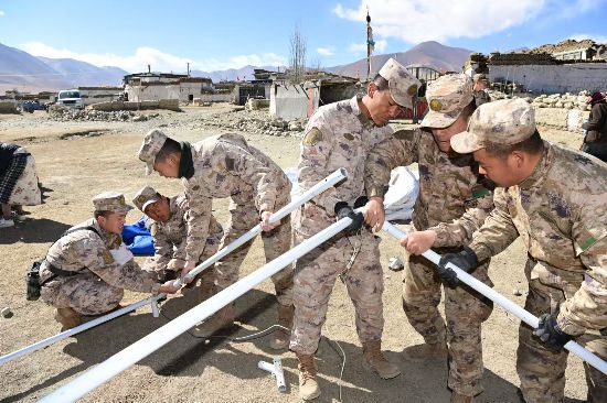 　西藏軍區(qū)某部官兵正在緊急搭建應(yīng)急帳篷。