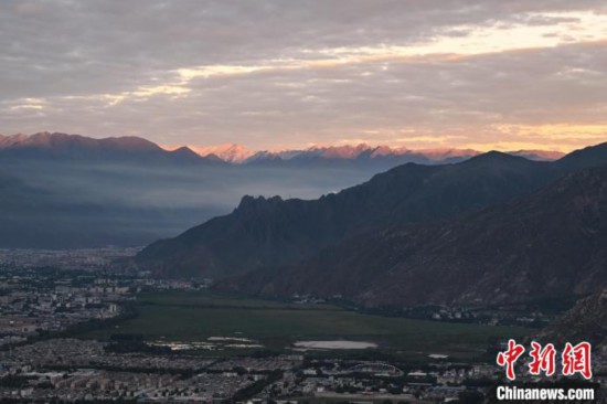 拉薩日出布達(dá)拉宮展千年壯美