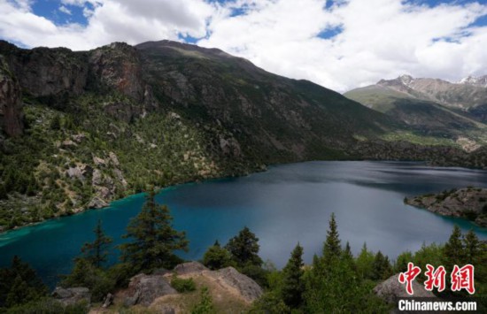 西藏昌都三色湖夏日風(fēng)光秀麗